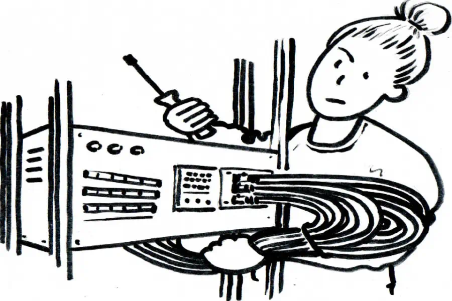 Hier sehen Sie eine Jugendliche, die vor der Rückseite eines Computers steht und viele Kabel in der Hand hält