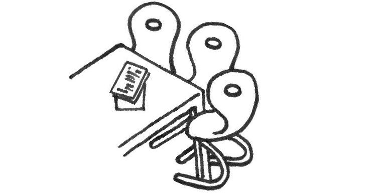 Drei Stühle stehen um einen Tisch